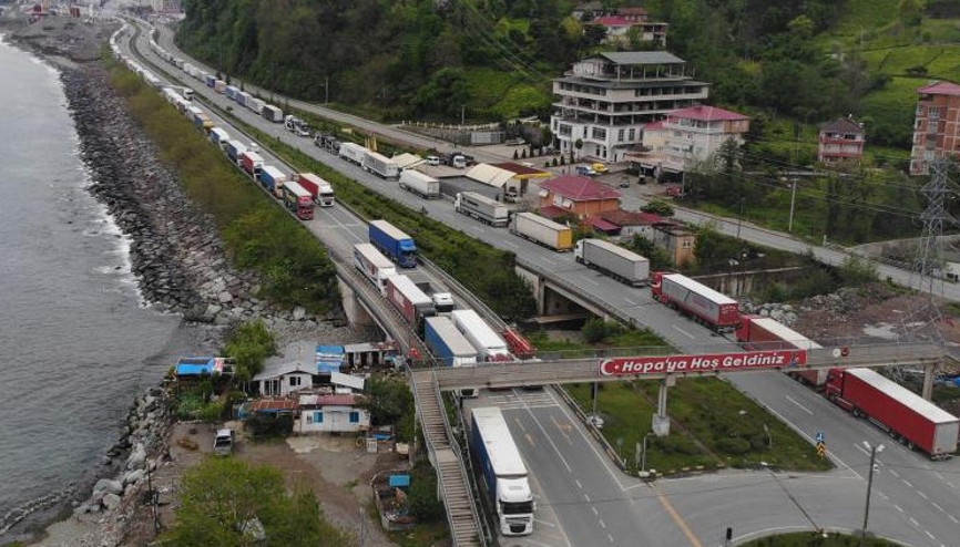 Sarp Sınır Kapısında TIR kuyruğu bitmiyor