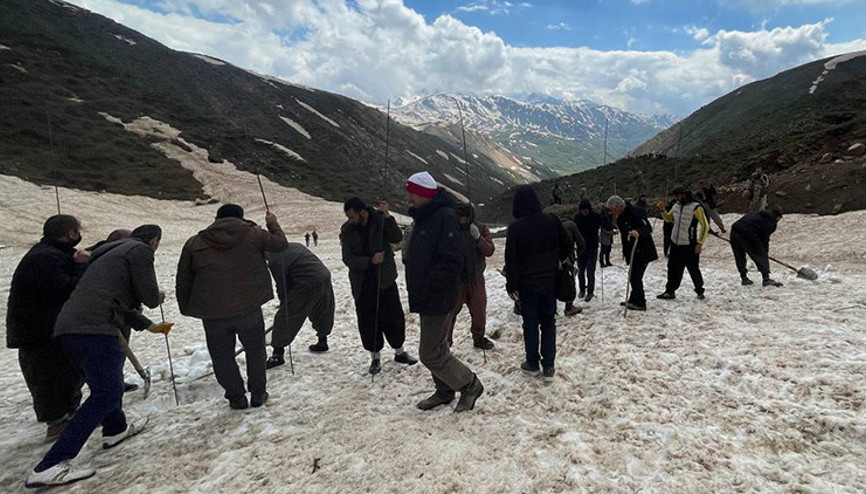 Çığ altında kalan İranlının cesedi bulundu, 2 kuzen aranıyor Çığ altında kalan İranlının cesedi bulundu, 2 kuzen aranıyor