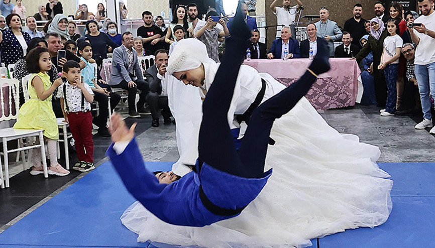 Düğünde ilginç anlar Judo antrenörü gelin, damadı yerden yere vurdu