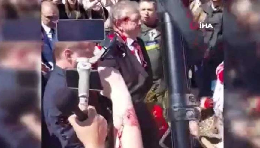 Rus büyükelçiye soğuk duş Yüzüne boya fırlattılar...