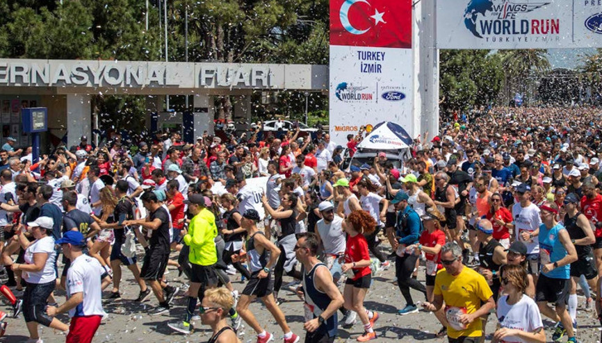 İzmir’de 10 bin kişi Wings for Life World Run’da iyilik için koştu