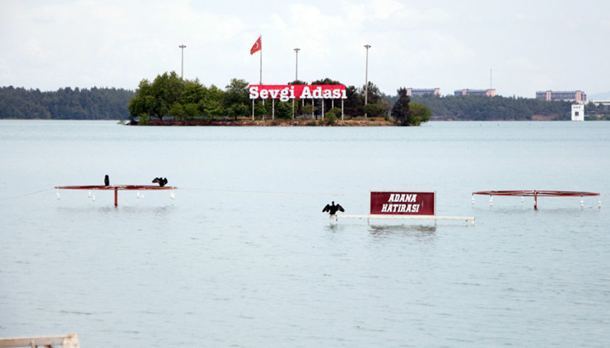 Seyhan Baraj Gölünde su seviyesi yükseldi Kafeler sular altında kaldı