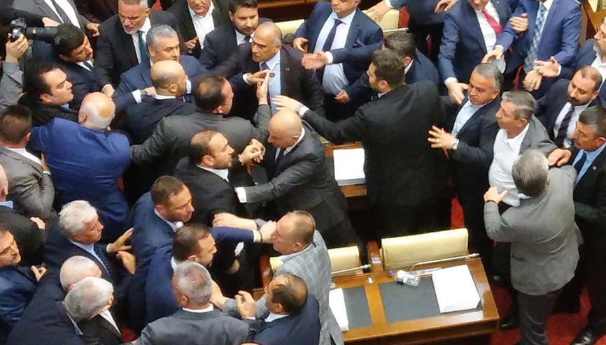 Zabıta Meclis’e girdi tansiyon yükseldi