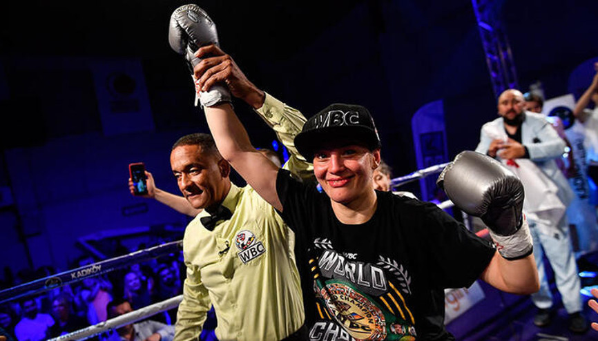 Seren Ay Çetinden tarihi zafer WBC gümüş kemerin sahibi oldu