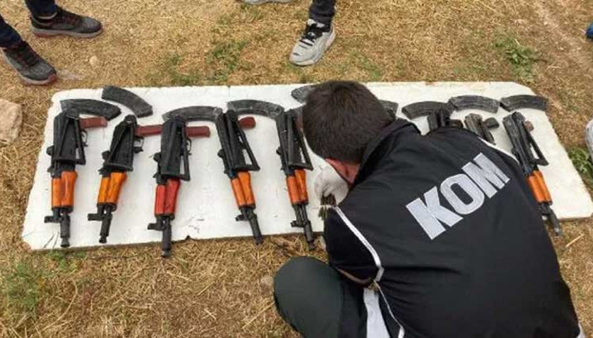 Çiftlikte kalaşnikoflar ele geçirildi Balkondan atlayan şüpheli ayağını kırdı