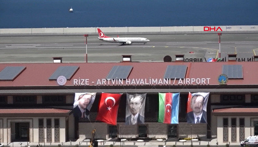 Rizede ilk uçağın inişini çay bahçelerinden izlediler