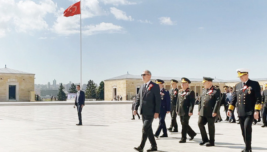 Akar ve komutanlar OYAK’la Ata’nın huzurunda