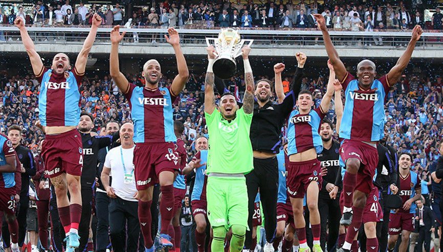 Şampiyon Trabzonspor kupasını İstanbulda da kaldırdı