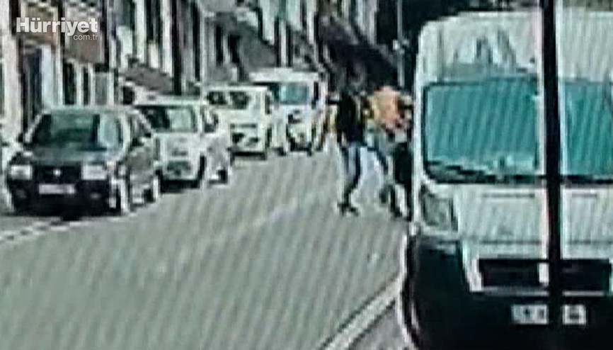 Yabancı uyruklu iki şahsın başka bir göçmene gasp girişimi kamerada