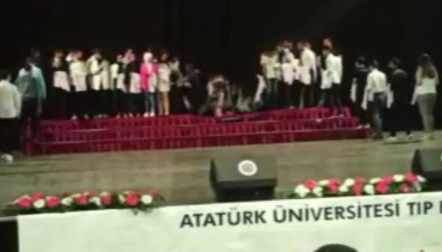 Törende panik anları: Öğrencileri taşıyan platform çöktü