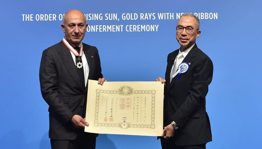 Erman Ilıcaka Japonyanın en yüksek devlet nişanı