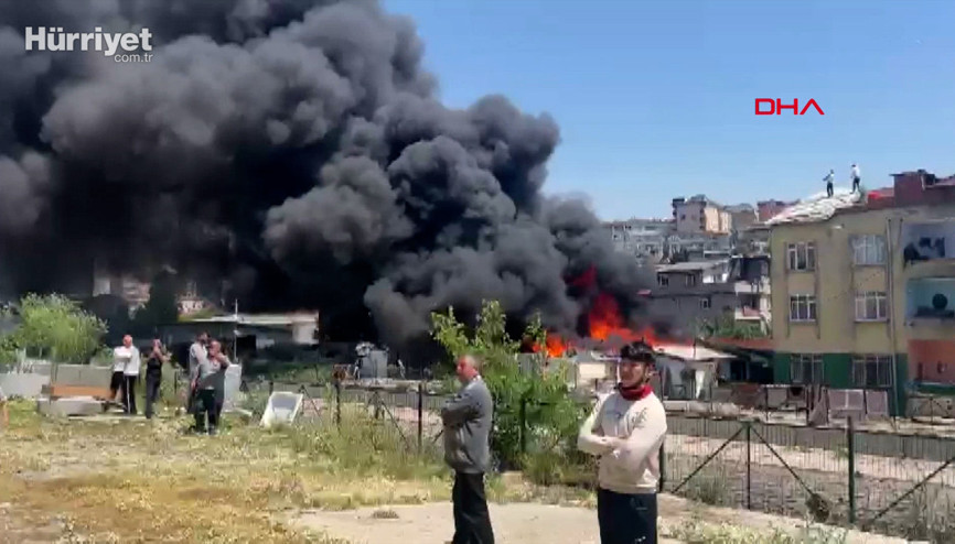 Ataşehirde hurdalıkta yangın