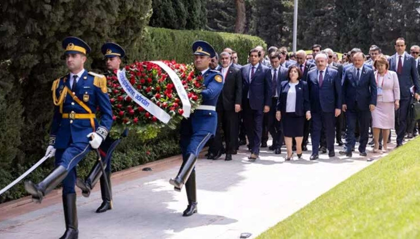 TBMM Başkanı Şentop, Haydar Aliyevin Anıt Mezarını ve Türk Şehitliğini ziyaret etti