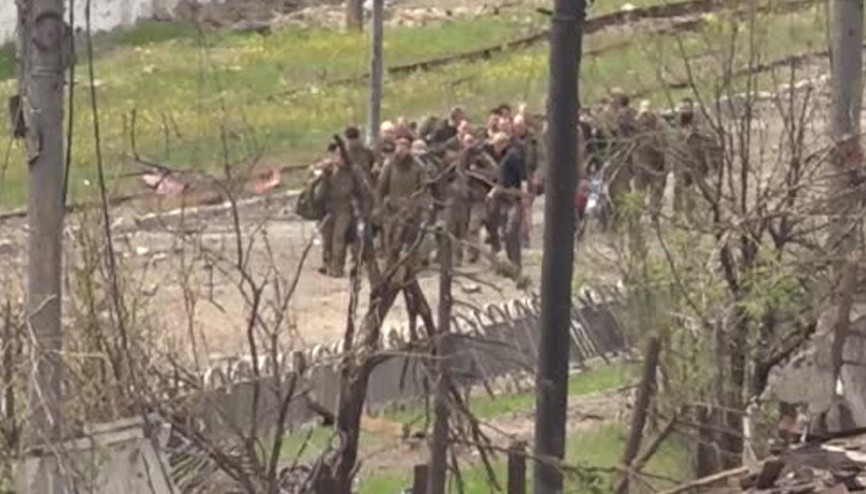 Ukrayna Azovstal fabrikasından tahliye edilen askerlerin görüntüsünü paylaştı