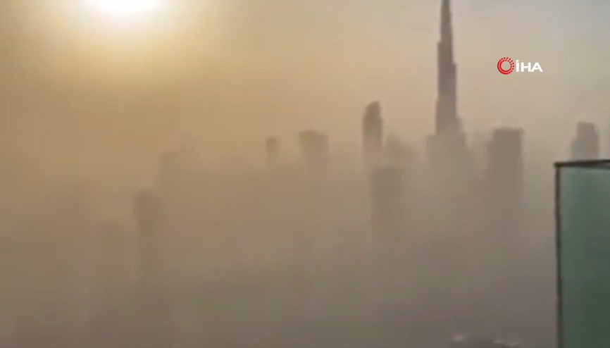Dubai’deki Burj Khalifa kum fırtınasında gözden kayboldu