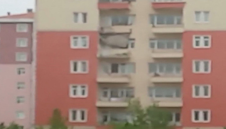 Beylikdüzünde şiddetli rüzgar nedeniyle 10 katlı apartmanın 2 balkonu çöktü