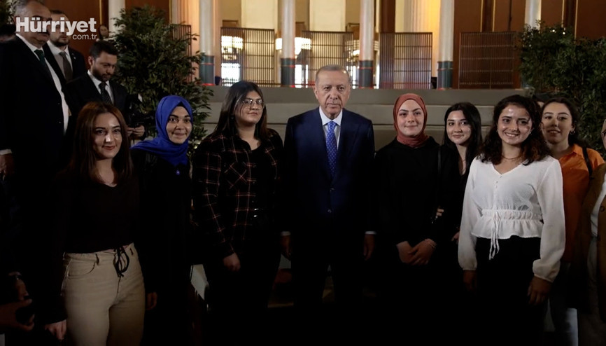 Cumhurbaşkanı Erdoğan, Millet Kütüphanesinde gençlerle bir araya geldi