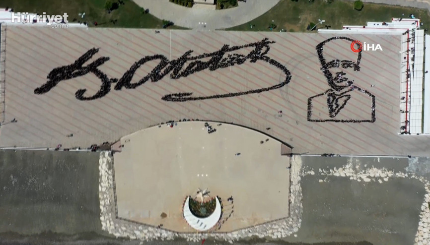 Mersin’de 1919 genç aynı anda Zeybek oynadı