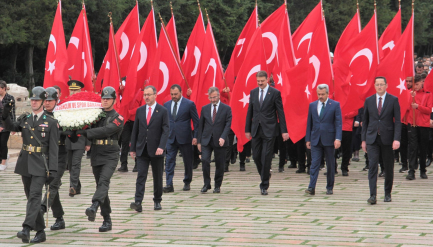 Bakan Kasapoğlu’ndan Anıtkabir’e 19 Mayıs ziyareti