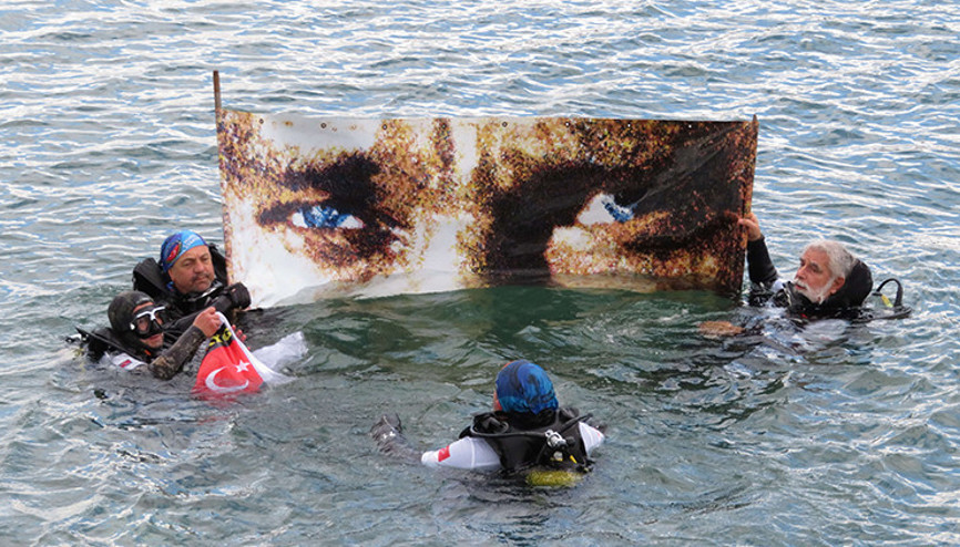 Kadıköyde 19 Mayıs coşkusu... Denizde Atatürk portresiyle Türk Bayrağı açtılar