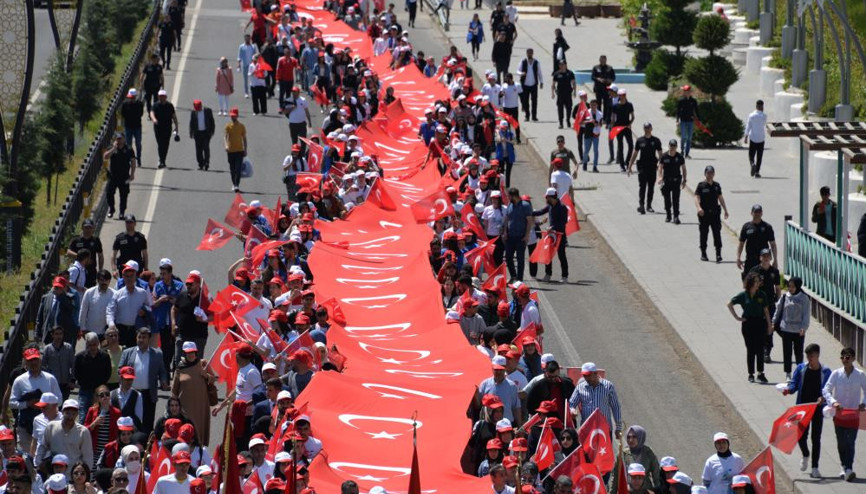 Bingöl’de öğrenciler 200 metrelik Türk bayrağıyla yürüdüler