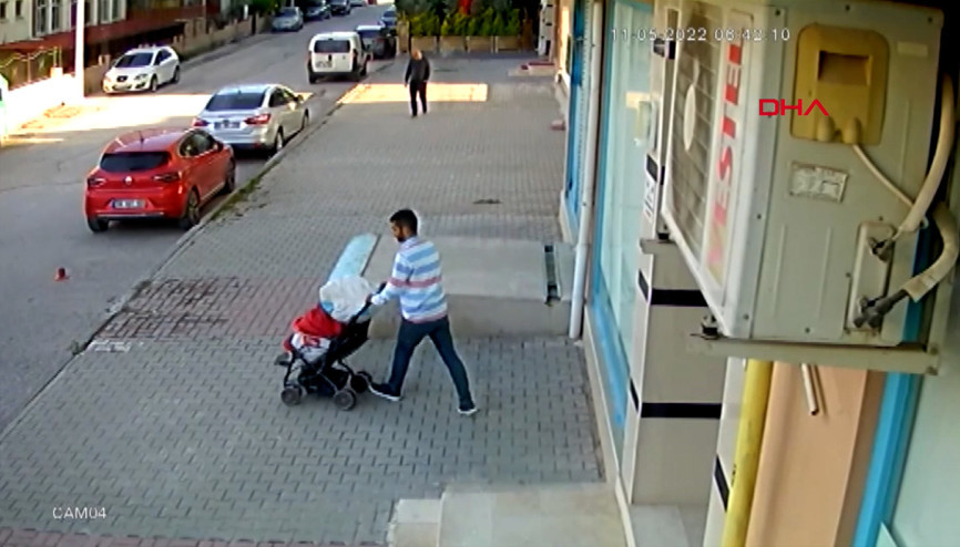 Evden çaldıklarını bebek arabasıyla taşıdı