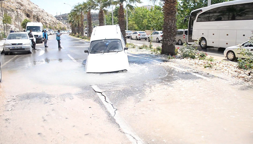Şanlıurfada asfalt çöktü, otomobil çukura düştü