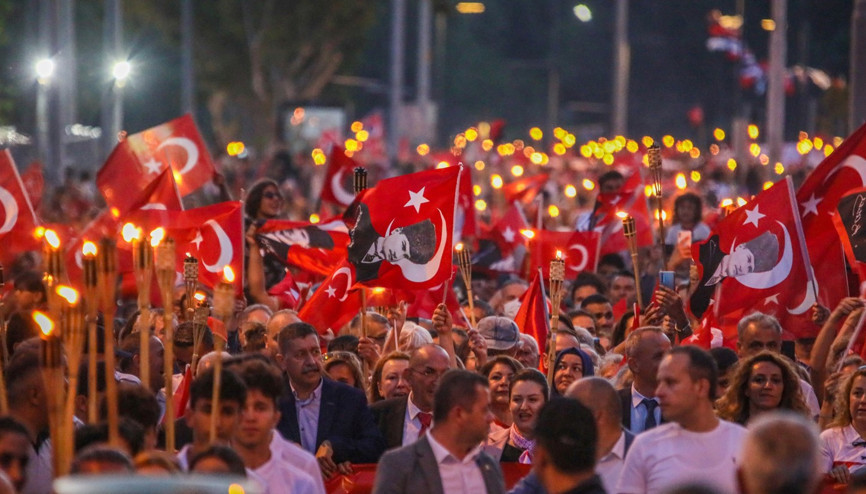 Antalya’da binlerce kişi fener alayında yürüdü