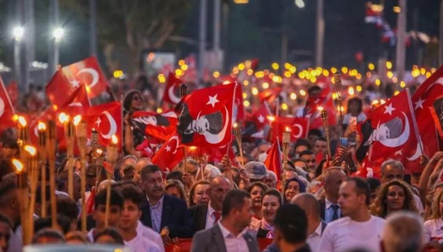 Antalya’da binlerce kişi fener alayında yürüdü