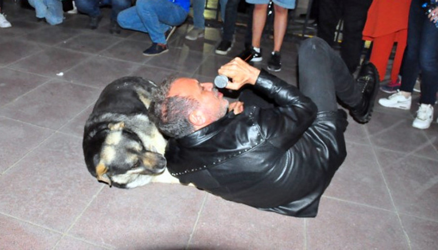 Haluk Levent yerde yatan köpeğe sarılıp şarkı söyledi