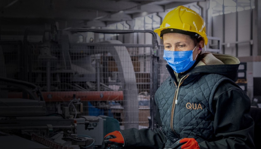 QUA Granite kadınlara sadece ofiste değil üretim sahasının her noktasında çalışma imkânı sunuyor