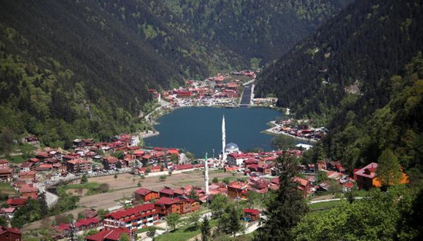 Uzungölü çevreleyen kaçak yapılar yıkılıyor