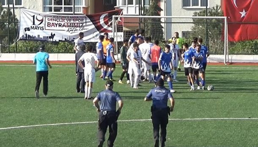 Saha bir anda ringe dönüştü Tekmeler havada uçuştu...