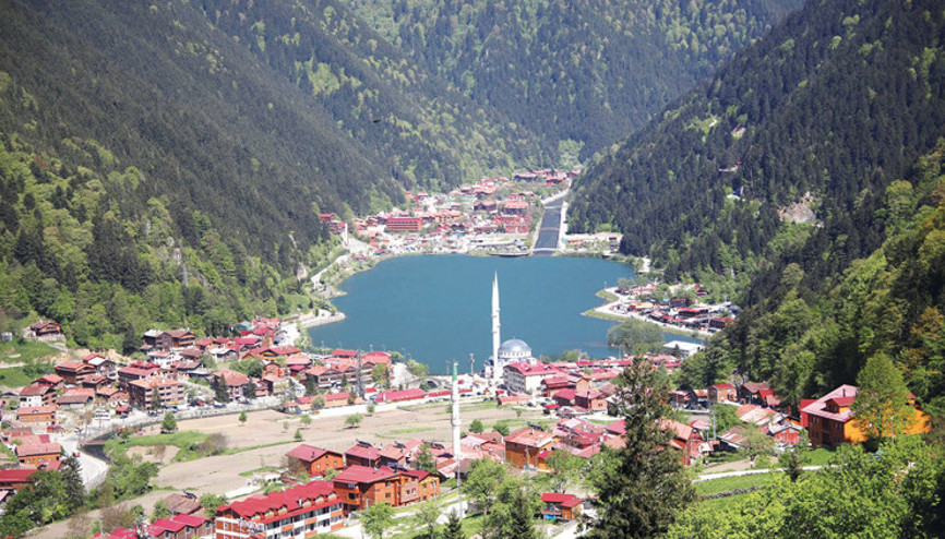 Uzungöl’de kaçak yapılar yıkılıyor