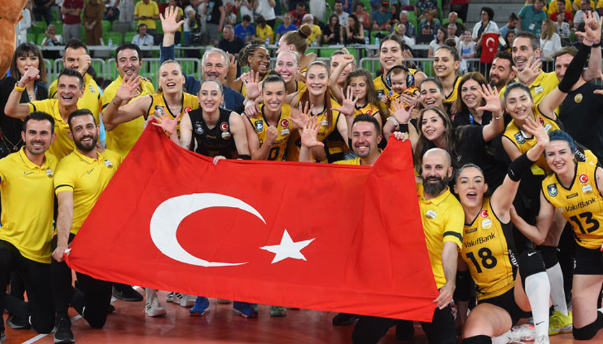 Son Dakika: VakıfBank, CEV Şampiyonlar Ligi şampiyonu Imoco Volleyi 4 sette devirdik