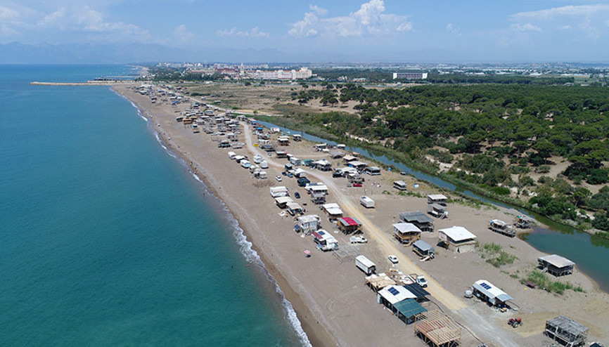 Yıkım kararı üçüncü kez ertelendi, tatilciler çardaklara yerleşti