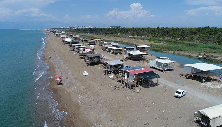 Aksu sahilinde yıkım kararı ertelenince tatilciler çardaklara yerleşti