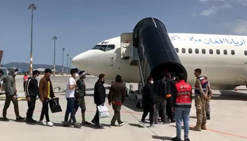Göç İdaresi: Yılbaşından bu yana 28 bin 581 düzensiz göçmen sınır dışı edildi Göç İdaresi: Yılbaşından bu yana 28 bin 581 düzensiz göçmen sınır dışı edildi