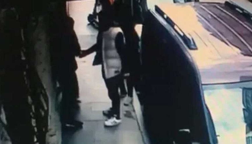 Uyuşturucu ticaretini takip eden polis torbacıyı ve alıcıyı suçüstü yakaladı Uyuşturucu ticaretini takip eden polis torbacıyı ve alıcıyı suçüstü yakaladı