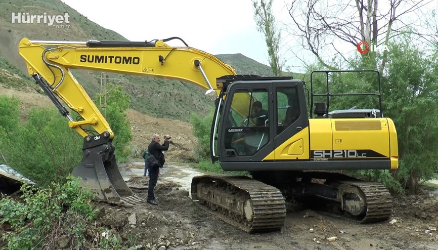 Erzurum’da heyelan nedeniyle 10 ev boşaltıldı, mezarlar tahrip oldu