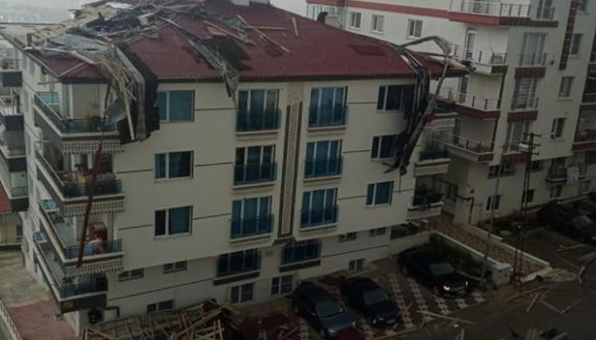 Çatılar uçtu ağaçlar devrildi