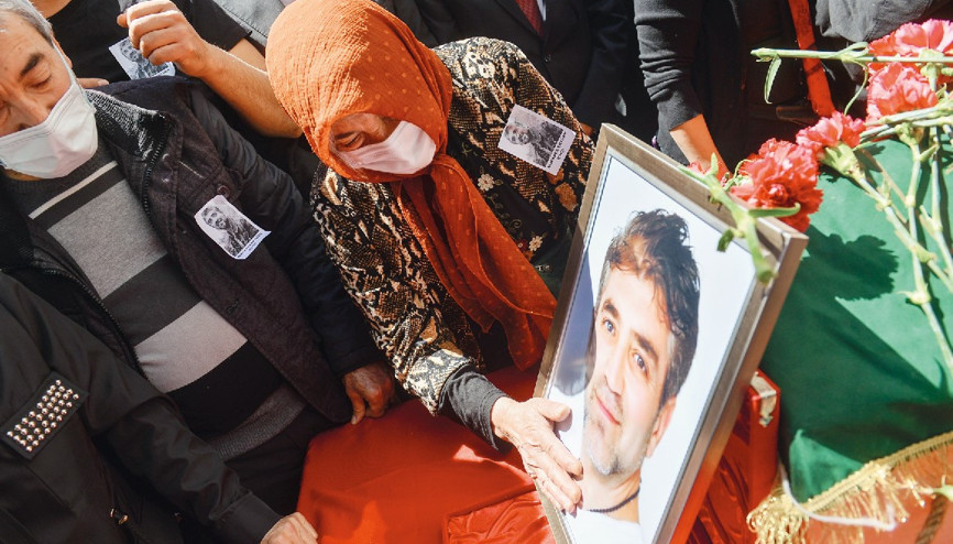 Gazeteci Ertürk karanfillerle uğurlandı