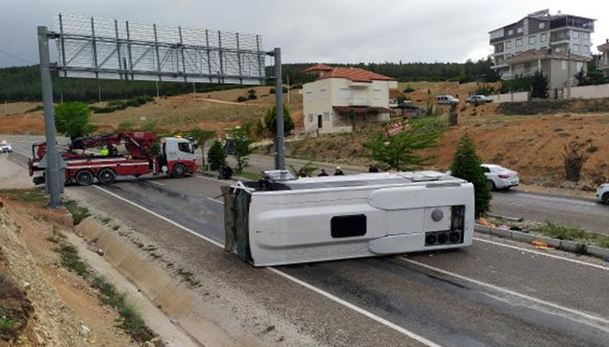 Antalyada korkunç kaza Turistleri taşıyan midibüs devrildi: 22 yaralı