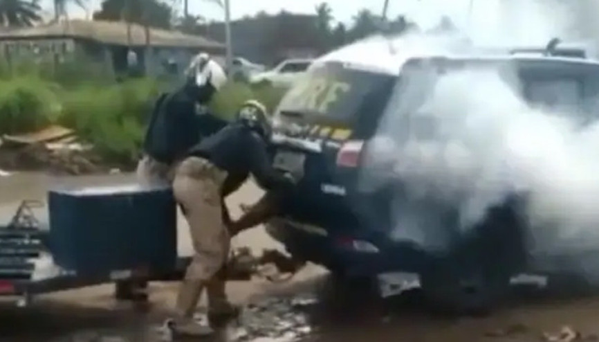 Brezilyayı sarsan olay  Polisin gaz bombası atıp zorla bagaja soktuğu siyahi öldü