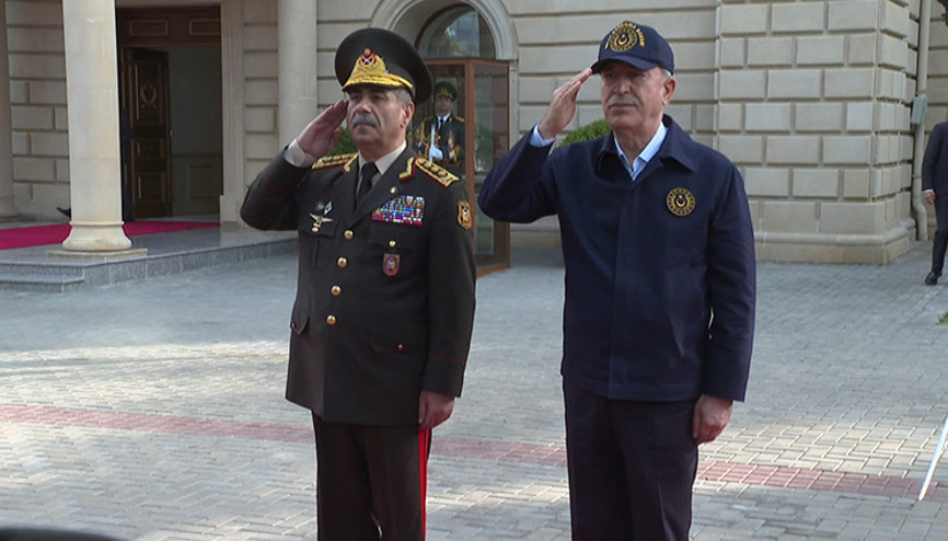 Bakan Akar Azerbaycanda Mehter ile karşılandı