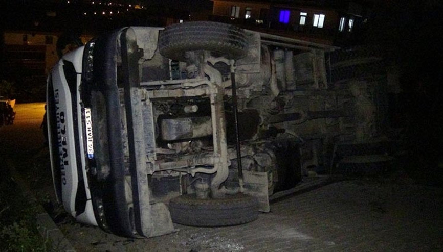 Rampada geri kayan çöp kamyonu devrildi