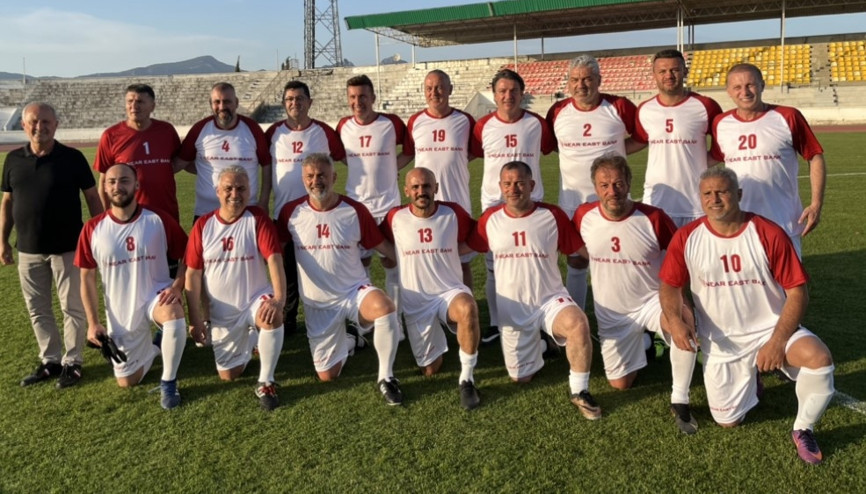 Türk futbolunun efsaneleri KKTCde şov yaptı