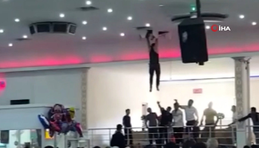 Düğün salonun üst katındaki atölyede çalışan işçi salonun ortasına düştü Düğün salonun üst katındaki atölyede çalışan işçi salonun ortasına düştü