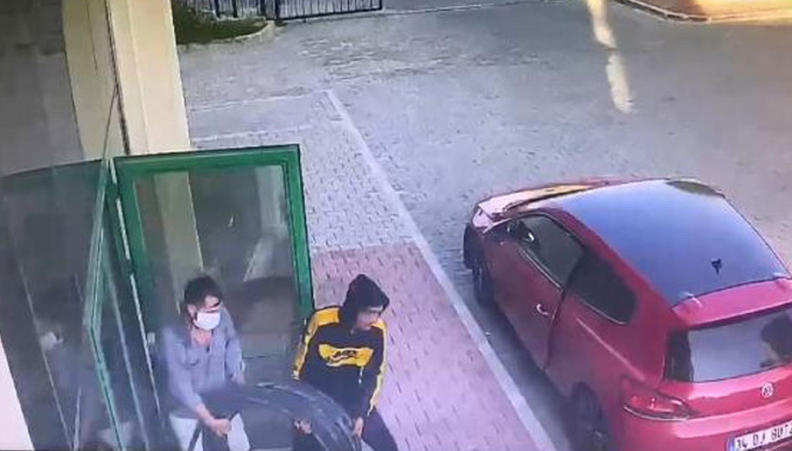 Camiden elektrik kablolarını çaldılar: O anlar kamerada