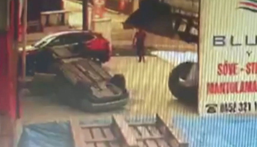 Kepçe operatörünün içerisinde sürücü olan otomobile takla attırdığı anlar kamerada